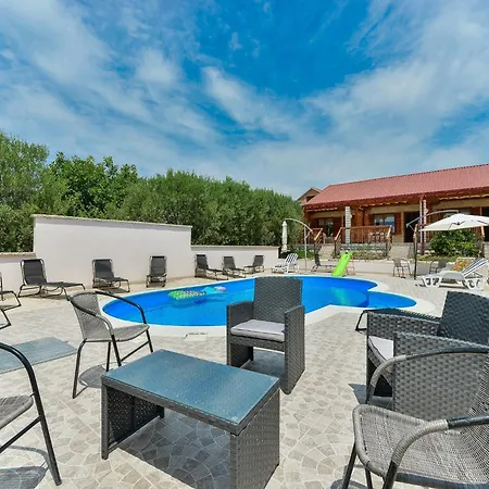 Holiday home Large With Private Pool And Garden Polaca
