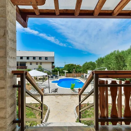 Large With Private Pool And Garden Polaca